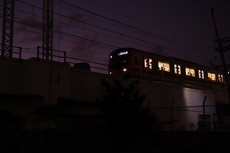 夕暮れを走る電車